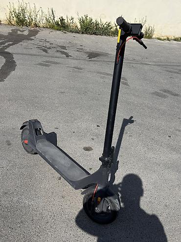 electric scooter: Şəkildəki skuter məşhur **Xiaomi** brendinə məxsusdur (böyük ehtimalla — 1