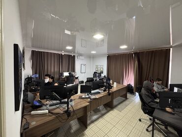 Офисы: Сдаю Офис, 157 м², В жилом комплексе, С видом на горы, С оборудованием, С отдельной кухней — 7