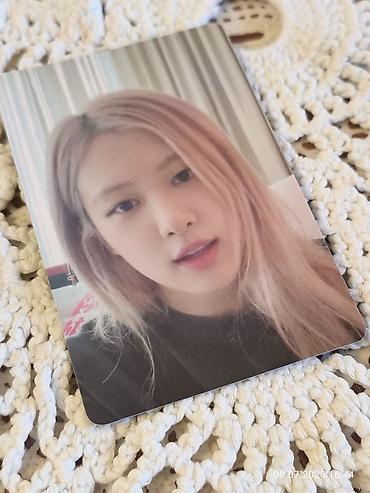İncəsənət və kolleksiyalar: BLACKPINK rəsmi fotokartı – Rosé - Ön tərəf: Rosé-nin portreti — 3