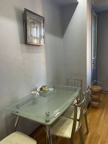 Uzunmüddətli kirayə mənzillər: Ayna Sultanova Heykəlinin yanında 17 mərtəbəli binanın 10-cu — 10