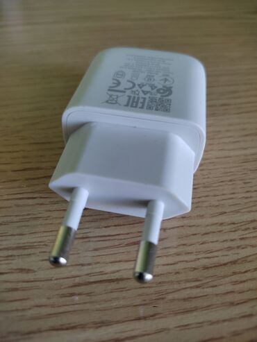 Adapteri i punjači za laptop: Univerzalni USB-C adapter za laptop crne boje sa snagom od 65W — 16