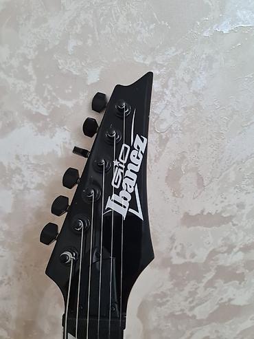 gitara qara: Ibanez elektrik gitara – RG seriyası üslubunda, mat qara rəng. Gitara — 3