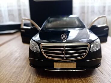 Igračke: Nov metalni Mercedes E-klasa uradjen u razmeri 1:24. Mogu da mu se — 7