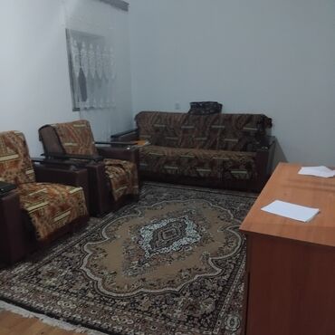 Uzunmüddətli kirayə mənzillər: Qobu yolunda magistral yolun qiraginda 2otagli heyet evi satilir, orta — 1