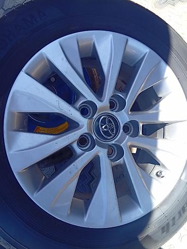 диск тойота камри: Литой диск Toyota с центральной эмблемой. - Диаметр: ориентировочно — 1
