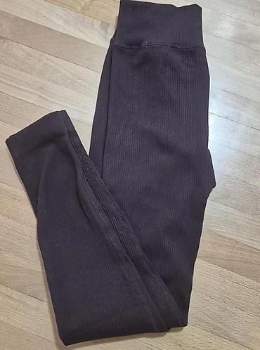 Helanke, biciklistički šortsevi: Ženske helanke tamne boje sa rebrastom teksturom. Karakteriše ih visok — 14