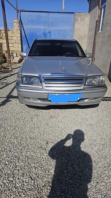 w202 rezin: Mercedes‑Benz sedan Xüsusiyyətlər: - Kuzov: sedan, gümüşü rəng - — 8