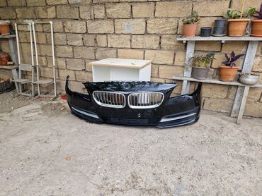 bmv 39 kuza: Qara rəngli, BMW markalı avtomobilin ön buferi. Radiator barmaqlığı və