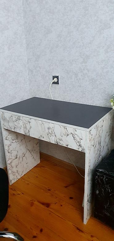 Ofis masaları: Yazi masasi
Ölçü: 80×45 cm
Yaxşi vəziyyətdədir — 1