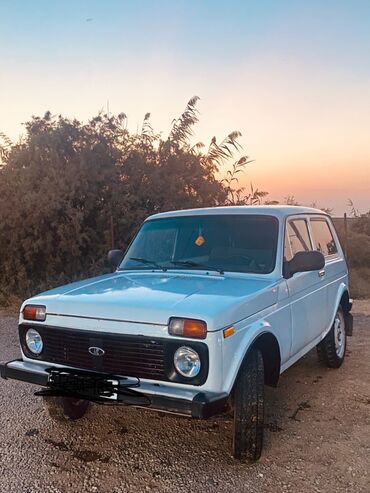 резина на ниву: Lada Niva (VAZ 2121) off-road avtomobili - Kuzov: 3 qapılı, ağ rəng -