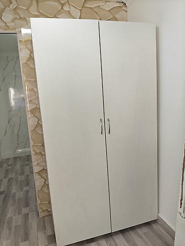 rezin yataq: Ağ rəngli iki qapılı şkaf - Minimalist dizayn, hamar səthlər və metal — 3