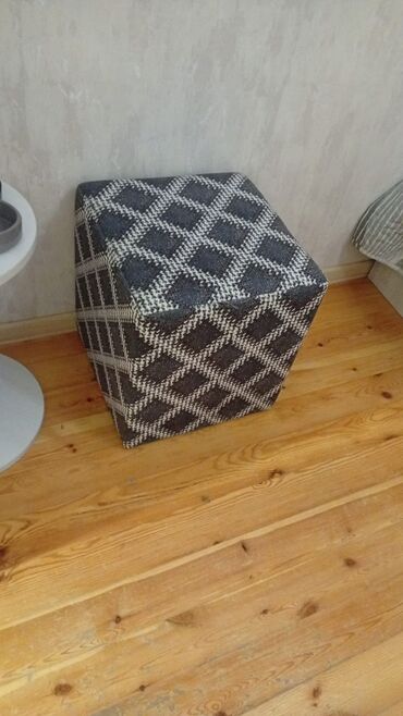 прозрачный стол: Məhsul: Yumşaq puf və kiçik yan masa dəsti - Puf: Kvadrat formalı