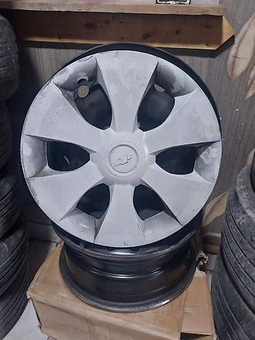 avtomobil cadiri: Chevrolet loqolu orijinal təkər qapaqları ilə birlikdə dəmir disk — 1