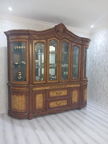 işlənmiş stol və stul: Klassik üslubda vitrin-bufet - Material: təbii ağac karkas, dekorativ — 1