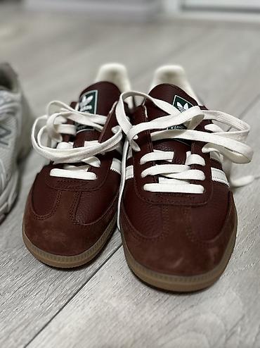 Adidas Samba OG — кроссовки в винно-бордовом цвете с белыми полосами