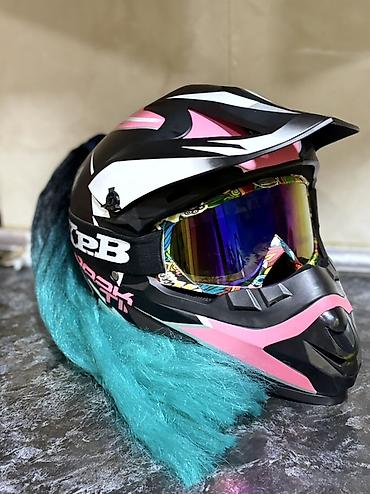 cross moto: Kross/enduro üslubunda motosiklet kaskı. Dizaynı qara, çəhrayı və ağ — 7