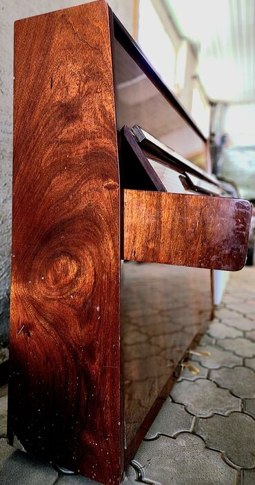 Пианино: В хорошем состоянии. Нужна настройка, и пару клавиш зависает. Торг — 9