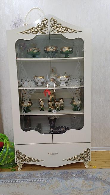 Klassik üslubda vitrin-bufet - Rəng: krem/ivory tonlarında, qızılı