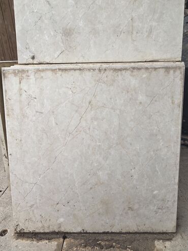ucuz metlax qiymetleri: Bej rəngli, kvadrat formalı mərmər plitələr. Hamam, mətbəx və ya digər