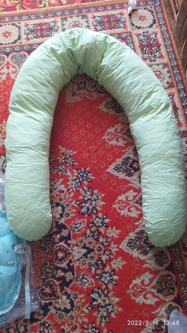 детские подушки: Продаю подушку для беременных б/у очень удобная.Цена 500 сом.Брала за