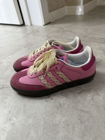 спортивные женские кофты: Кроссовки Adidas Samba в ярком розовом цвете с декоративными
