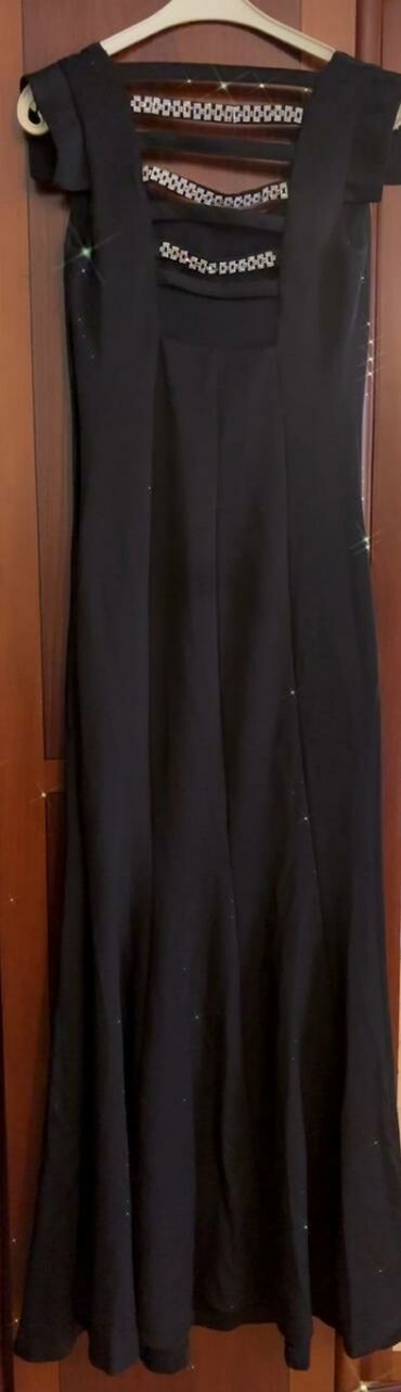 Ziyafət donları: Ziyafət geyimlərinin satışı her rengde var. Qiymetler ferqlidi. 15 azn — 24