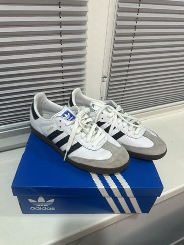 Кроссовки и спортивная обувь: Adidas Samba OG - Модель: Samba (надпись SAMBA на боковой панели) -