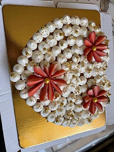 Кондитерские изделия, сладости: Десерты на заказ: капкейки и цифро‑торт. - Капкейки в золотых — 10