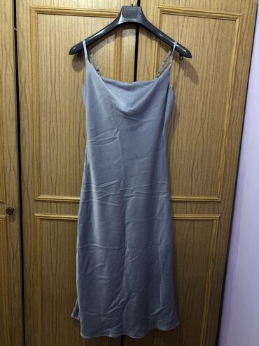 трикотажное платье серо: Кече көйнөгү, Узун модель, Атлас, Жеңдери жок, M (EU 38), L (EU 40)