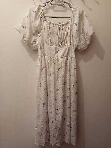 Şəxsi əşyalar: Ağ rəngdə, bənövşəyi çiçək naxışlı yay donu. - Model: midi uzunluq — 8