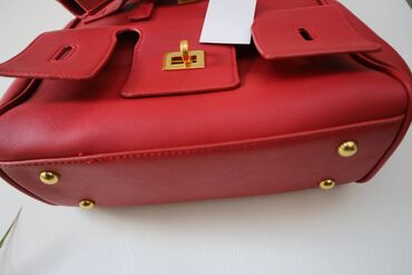 Классические сумки: Новая красная сумочка Размеры: ширина 27 см, высота 24см (с ручками — 15