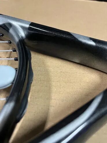 Rekviziti za vežbanje: Teniski reket Micro Carbon Titanium; Reket za seniore, Dužina ukupno — 2