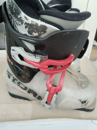 Лыжные ботинки: Лыжные ботинки, б/у, сделано в Словении, осталась пара, размер 37 — 2