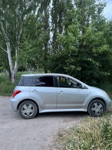 Toyota: Продается Toyota Ist в серебристом цвете. Этот компактный автомобиль