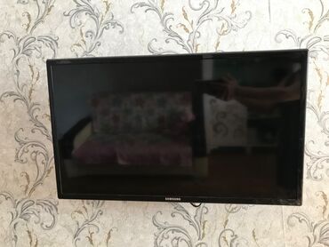 tv altliq: Samsung tv . Ekran 82 işlənmiş əla vəziyyətdə altdığıda var, yalnız