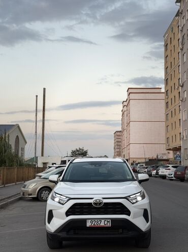 тойота королла кросс бишкек: Белый кроссовер Toyota RAV4 с четкими линиями кузова и современным