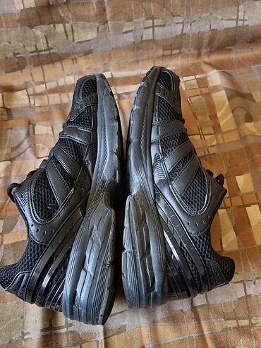 Patike: Crne sportske patike – mrežasti gornjište sa sintetičkim ojačanjima i — 5