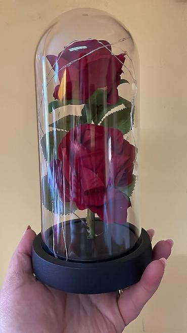 Praznična dekoracija: Večna ruža u staklenom zvonu sa led lampicom 🌹✨ čarobna ruža u — 10