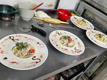 Повара: Добрый ден всем. ишу работа шеф повара. меня завут Жамиля опт работа — 20