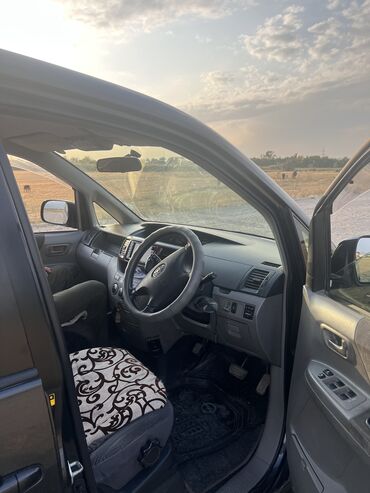 кролики каракол: Toyota Noah: 2 л | 2002 г. | Вэн/Минивэн