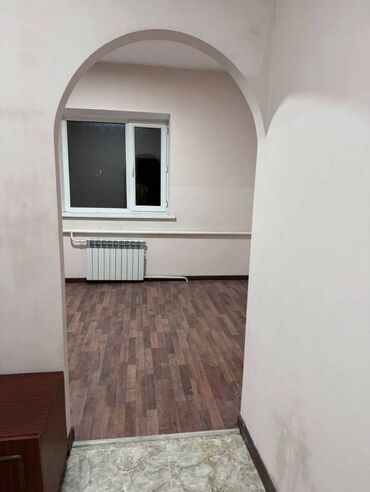 я ищу 2 комнатную квартиру в бишкеке на 30 000 сом: 1 бөлмө, Кыймылсыз мүлк агенттиги, Чогуу жашоосу жок, Жарым -жартылай эмереги бар