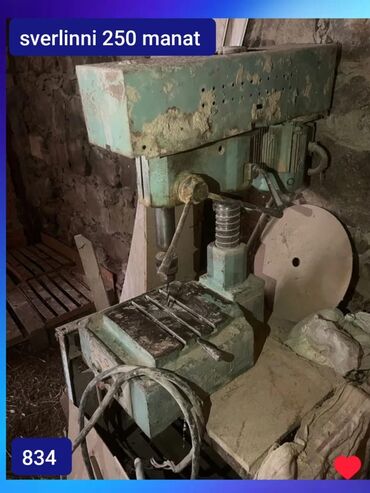 yaş aboy: Taxta emalı üçün nəzərdə tutulmuş dəzgah. Yaşımtıl rəngdədir və metal