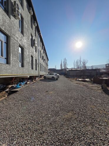 Офисы: Сдаю Офис, 21 м², В бизнес центре, С видом на горы, 1 линия, С оборудованием — 10