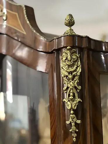 forma ideale ormani: Stilska vitrina sa prelepim ukrasima 🪞 Odlično stanje Dimenzije: 📏 — 5