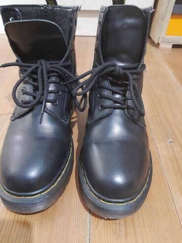 оригинал джинсы: Өтүктөр, 40, Dr.Martens, Колдонулган, түсү - Кара, Өзү алып кетүү