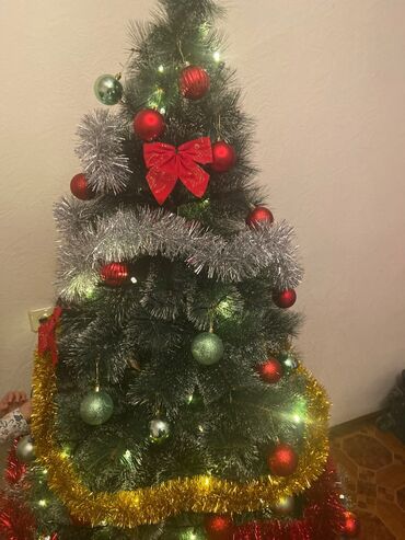 продажа новогодних елок: Продаю елку с игрушками, мишурами, гирляндой, с устойчивой подставкой