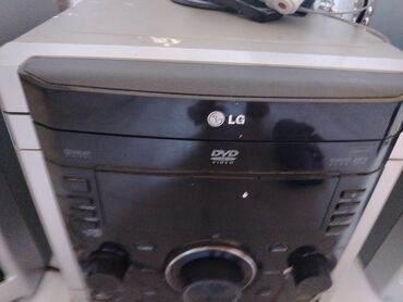 Qulaqcıqlar: LG brendindən olan bu musiqi mərkəzi iki dinamik, mərkəzi blok və
