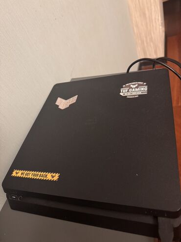 Bıçaqlar: PlayStation 4 slim.1TB. 1 ci eldir .Plombasi acilmayib.2 orjinal pult