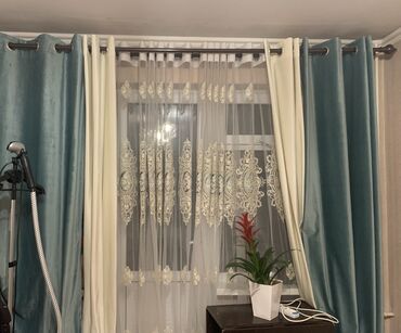 продаю штору: Продаю шторы в очень хорошем состоянии 
Висел в квартире 104 серии
