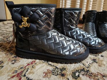 детская коляска 3 в 1: Детские утеплённые полусапожки/угги, чёрные, с глянцевой стёганой